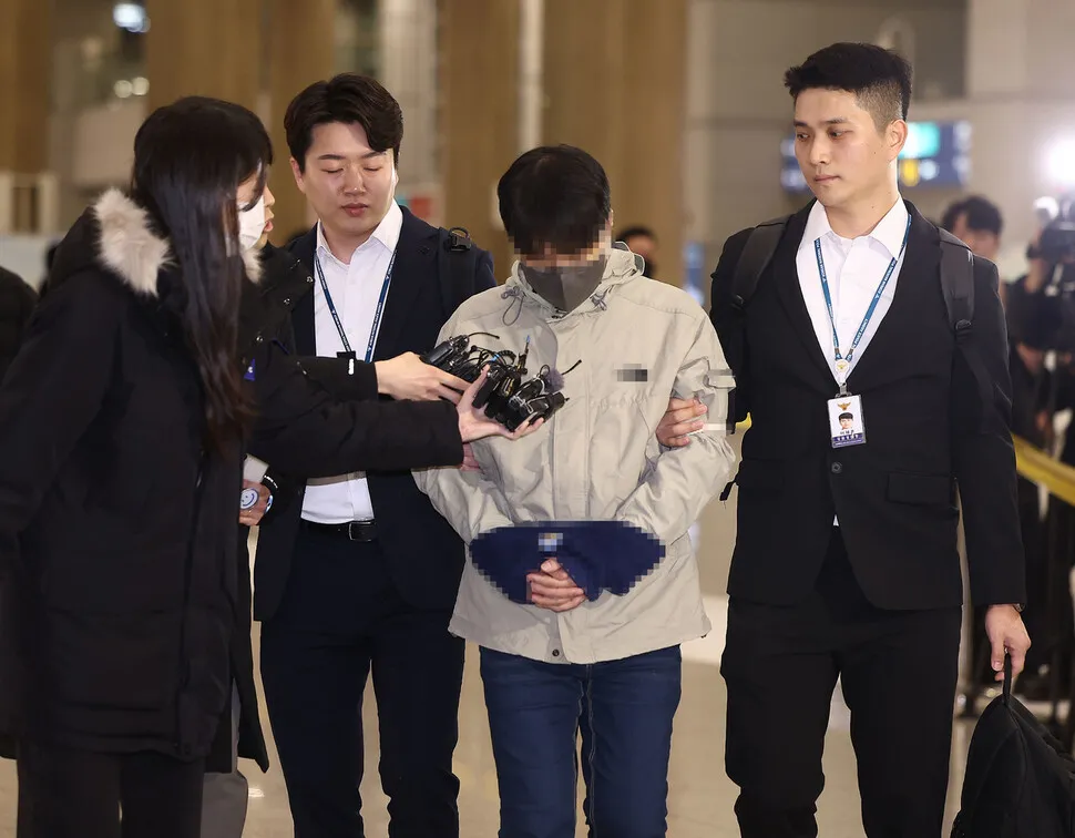 दक्षिण कोरिया के स्वास्थ्य बीमा कार्यकारी ने गबन किया 4.6 बिलियन सार्वजनिक निधि में "क्रिप्टोकरेंसी अनुबंध खेलकर" जीते और सब कुछ खो दिया! 15 साल की भारी सजा"><figcaption id="caption-attachment-430446" class="elhrky">स्रोत: कोरियाई मीडिया हानी</figcaption></figure><h3>सार्वजनिक धन कहां जाता है: क्रिप्टो कैसीनो</h3><p>एसबीएस रिपोर्ट के अनुसार, दक्षिण कोरियाई अभियोजकों ने कहा कि अप्रैल से सितंबर तक 2022, वित्तीय प्रबंधन टीम के नेता के रूप में, पर्यवेक्षक उपनाम चोई, 18 के माध्यम से एक सब-सिस्टम ऑपरेशन के दौरान 4.6 बिलियन जीते सार्वजनिक धन का दुरुपयोग करने के बाद, पर्यवेक्षक उपनाम चोई को एक बार फिलीपींस में एक लक्जरी रिसॉर्ट में पैसे बर्बाद करते हुए पाया गया था। अंततः उन्हें जनवरी 2024 में मनीला में गिरफ्तार कर लिया गया। </p><p>राष्ट्रीय स्वास्थ्य बीमा निगम ने नागरिक मुकदमेबाजी के माध्यम से जीते गए 720 मिलियन की वसूली की, लेकिन शेष 39. चोई के प्रभारी क्रिप्टोक्यूरेंसी अनुबंध बाजार में 100 मिलियन से अधिक कोरियाई डॉलर खो गए, और पारंपरिक वसूली तंत्र अप्रभावी था। </p><p>चोई के पहले और दूसरे उदाहरण के न्यायाधीशों ने कहा कि "लोक सेवकों को ईमानदार होना आवश्यक है, लेकिन व्यवस्थित रूप से भारी मात्रा में धन का दुरुपयोग करने के आपराधिक तरीके बहुत खराब हैं" और उन्हें 15 साल जेल की सजा सुनाई। 15 तारीख को मूल फैसले को बरकरार रखने के लिए अंतिम फैसले की घोषणा की गई। </p><h3>जुए के पैसे को मनी लॉन्ड्रिंग के रूप में नहीं गिना जाता है</h3><p> दक्षिण कोरिया के मौजूदा एंटी-मनी लॉन्ड्रिंग नियमों जैसे कि विशिष्ट वित्तीय लेनदेन सूचना की रिपोर्टिंग और उपयोग पर अधिनियम के तहत एक्सचेंजों को ग्राहक के उचित परिश्रम को लागू करने और संदिग्ध लेनदेन की रिपोर्ट करने की आवश्यकता होती है। हालाँकि, अदालत ने निर्धारित किया कि यद्यपि चोई का व्यवहार भ्रष्टाचार था, <strong>यह धन की अंतिम हानि के कारण मनी लॉन्ड्रिंग नहीं था</strong>, और उसने 3.9 बिलियन वॉन की वसूली के लिए अभियोजक के अनुरोध का समर्थन नहीं किया। </p><p>दक्षिण कोरियाई अभियोजक इस बात से असंतुष्ट थे कि चोई ने दक्षिण कोरिया में आभासी मुद्रा विनिमय पर टोकन खरीदने के लिए सार्वजनिक धन का दुरुपयोग किया और उन्हें विदेशी एक्सचेंजों में स्थानांतरित कर दिया। अदालत ने उन्हें मनी लॉन्ड्रिंग कानूनों और अन्य अपराधों का उल्लंघन स्वीकार नहीं करने का फैसला सुनाया, जिससे स्थानीय एन्क्रिप्शन समुदाय में भी चर्चा हुई। </p>