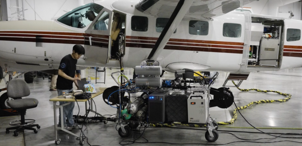 अवलोकन ऊर्जा सौर ऊर्जा को परिवर्तित करती है 1.5 10,000 फीट की ऊंचाई से जमीन पर प्रेषित, अगला कदम परिक्रमा कर रहे उपग्रहों को चुनौती देना है"><figcaption id="caption-attachment-455585" class="elhrky">स्रोत: अवलोकन ऊर्जा</figcaption></figure><p> </p><h3>लेजर मार्ग और लागत रणनीति</h3><p>मुख्यधारा के माइक्रोवेव समाधानों की तुलना में जिनके लिए कई वर्ग किलोमीटर की आवश्यकता होती है रेक्टेनास में, ओवरव्यू एनर्जी का सबसे बड़ा फायदा यह है कि "ग्राउंड सोलर रिसीविंग पैनल को दोबारा बनाने की जरूरत नहीं है।" </p><p>लेजर तरंगदैर्घ्य सूर्य के प्रकाश के करीब है और इसे मानक सिलिकॉन सब्सट्रेट्स द्वारा सीधे अवशोषित किया जा सकता है। कंपनी का अनुमान है कि दुनिया भर में सैकड़ों गीगावाट की स्थापना क्षमता वाले मौजूदा सौर सरणियों को लेजर से जोड़ने के बाद, दिन के समय रोशनी और रात के समय के लेजर एक दूसरे के पूरक होंगे, और इकाई पूंजी उपयोग दर लगभग 25% से बढ़कर लगभग 100% होने की उम्मीद है। </p><p>इस तरह की सोच ने ईक्यूटी फाउंडेशन और लोअरकार्बन कैपिटल को 20 मिलियन डॉलर के निवेश दौर में भाग लेने के लिए आकर्षित किया क्योंकि यह भूमि और बुनियादी ढांचे की भारी लागत से बचते हुए, अंतरिक्ष अंत और लॉन्च पर व्यय पर ध्यान केंद्रित करता है। </p><चित्रा आईडी=