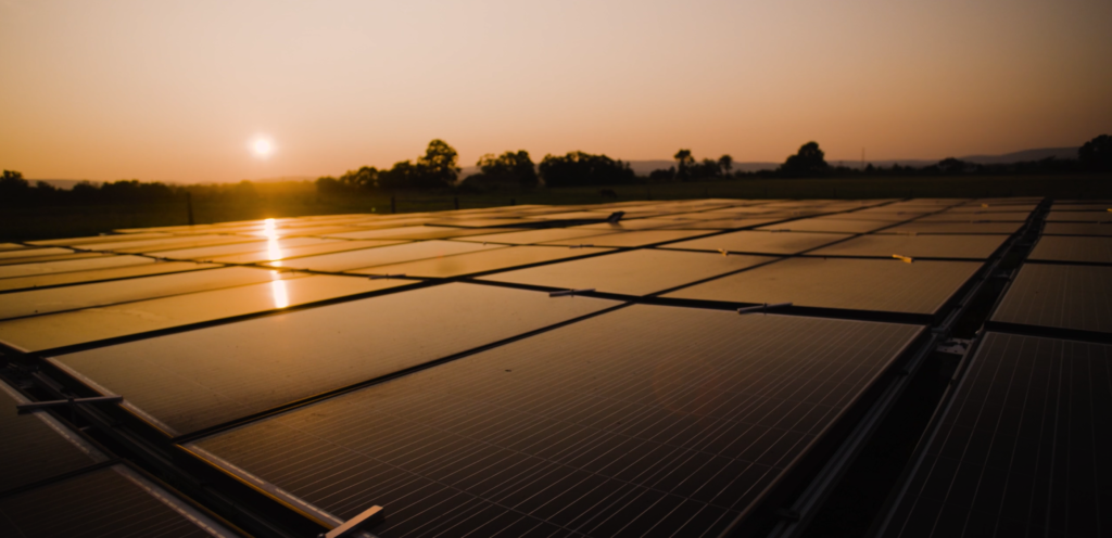 अवलोकन ऊर्जा सौर ऊर्जा को परिवर्तित करती है 1.5 10,000 फीट की ऊंचाई से जमीन पर प्रेषित, अगला कदम परिक्रमा कर रहे उपग्रहों को चुनौती देना है"><figcaption id="caption-attachment-455587" class="elhrky">अवलोकन ऊर्जा</figcaption></figure><h3>मौसम प्रतिबंध और तकनीकी जोखिम</h3><p>हालाँकि, जब निकट-अवरक्त किरणें घने बादलों या भारी बारिश का सामना करती हैं, क्षीणन तेजी से बढ़ेगा, और ट्रांसमिशन दक्षता शून्य तक गिर सकती है। इससे मूल रूप से सौर ऊर्जा की रुकावट को हल करने के लिए उपयोग की जाने वाली तकनीक को एक बार फिर जलवायु-प्रेरित आउटेज के जोखिम का सामना करना पड़ रहा है। </p><p>इसके अलावा, अब तक ओवरव्यू एनर्जी द्वारा प्रकट की गई जानकारी में केवल तात्कालिक आउटपुट के "कई किलोवाट" का उल्लेख है, जो एंड-टू-एंड दक्षता, अशांति में प्रकाश किरणों के घबराहट नियंत्रण और उच्च-आवृत्ति सुरक्षा शटडाउन तंत्र के संदर्भ में अंतराल छोड़ देता है। एक स्टार्ट-अप के लिए जो 2028 में कम-कक्षा उपग्रह लॉन्च करने और 2030 में वाणिज्यिक बिजली आपूर्ति शुरू करने की योजना बना रहा है, ये भौतिक और इंजीनियरिंग मुद्दे सीधे पूंजी आवश्यकताओं और बड़े पैमाने पर उत्पादन कार्यक्रम को प्रभावित करेंगे। </p><h3>अगला पड़ाव: अंतरिक्ष और बाज़ार सत्यापन</h3><p>अमेरिकी सरकारी एजेंसियां भी व्यवहार्यता पर नज़र रख रही हैं। डिफेंस एडवांस्ड रिसर्च प्रोजेक्ट्स एजेंसी (DARPA) ने इस गर्मी में दोहरे उपयोग की क्षमता का प्रदर्शन करते हुए 8.5 किलोमीटर की सतह से सतह पर लेजर ट्रांसमिशन प्रदर्शन पूरा किया। साथ ही, चीन ने बड़े पैमाने पर राष्ट्रीय बुनियादी ढांचे के निर्माण की दिशा में आगे बढ़ते हुए, 36,000 किलोमीटर की भूस्थैतिक कक्षा में बड़े पैमाने पर माइक्रोवेव पावर स्टेशन बनाने का विकल्प चुना है। </p><p>ये दो रणनीतियाँ इंटरनेट युग में कंसोल और पर्सनल कंप्यूटर के बीच की लड़ाई की तरह हैं: क्या हमें हर मौसम में बिजली आपूर्ति के एक बिंदु का पीछा करना चाहिए, या क्या हमें एक विकेन्द्रीकृत, छोटी और तेजी से चलने वाली ऑप्टिकल प्रणाली के साथ आगे बढ़ना चाहिए? इस स्तर पर बाजार के लिए निष्कर्ष निकालना अभी भी मुश्किल है। </p><p>लेकिन ओवरव्यू एनर्जी का प्रयोग कम से कम एक बात साबित करता है: अंतरिक्ष बिजली उत्पादन के लिए उन विशाल बिजली स्टेशनों के लिए इंतजार नहीं करना पड़ता है जो अंतिम रूप से दूर हैं, और जमीनी संपत्तियों के साथ एकीकृत करने के रास्ते पहले से ही मौजूद हैं। यदि यह बाद में बदलते माहौल में स्थिरता बनाए रख सकता है और साबित कर सकता है कि अकेले स्पष्ट रातें सकारात्मक नकदी प्रवाह ला सकती हैं, तो दुनिया के उपकरणों में प्रत्येक सिलिकॉन चिप का पुनर्मूल्यांकन किया जा सकता है। </p><blockquote><p>क्या यह बादलों को भेद सकता है और निवेशकों का संदेह यह निर्धारित करेगा कि क्या यह लेजर लाइट वास्तव में 24 घंटों के भीतर नवीकरणीय ऊर्जा बाजार में एक नया अध्याय खोल सकती है। </p></blockquote>